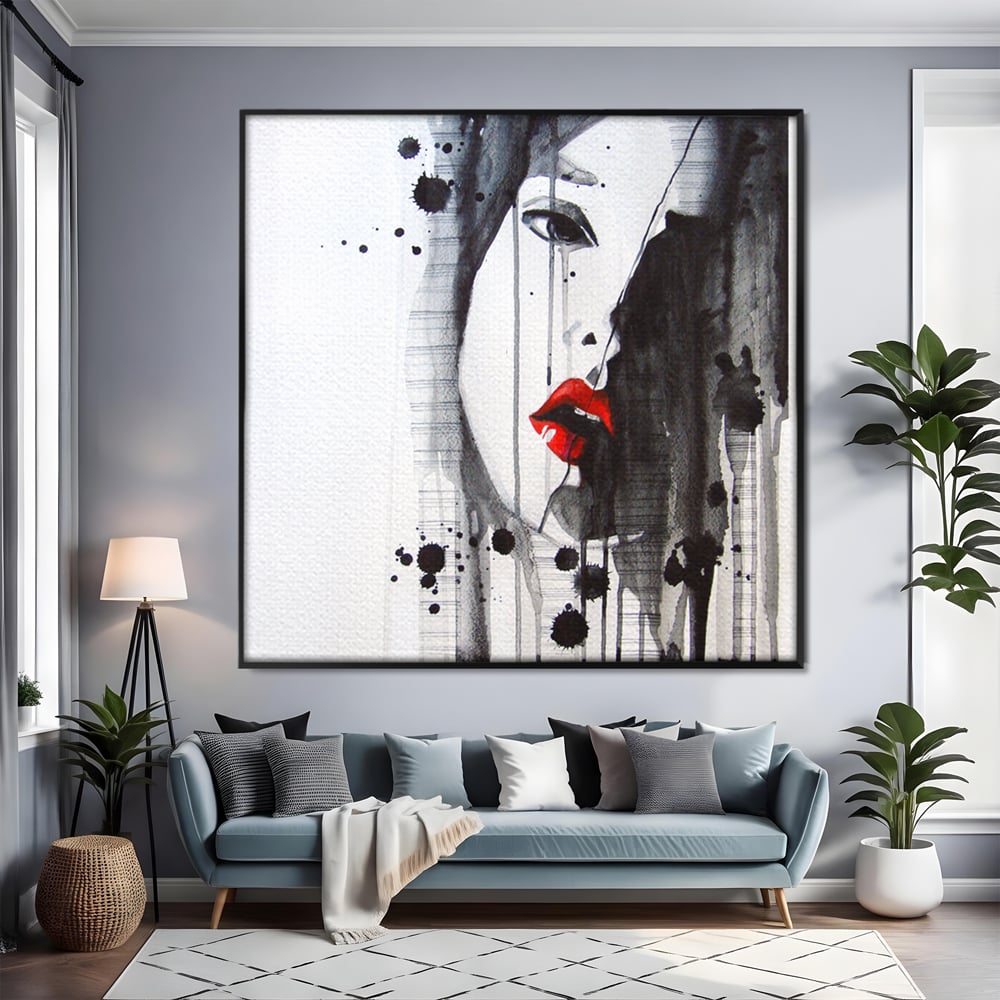 Tablou canvas cu tablou canvas cu chip de femeie si buze rosii, in rama de aluminiu negru, pe perete intr-un living